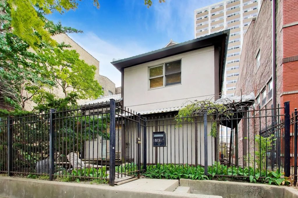 915 W Lawrence Avenue, Chicago