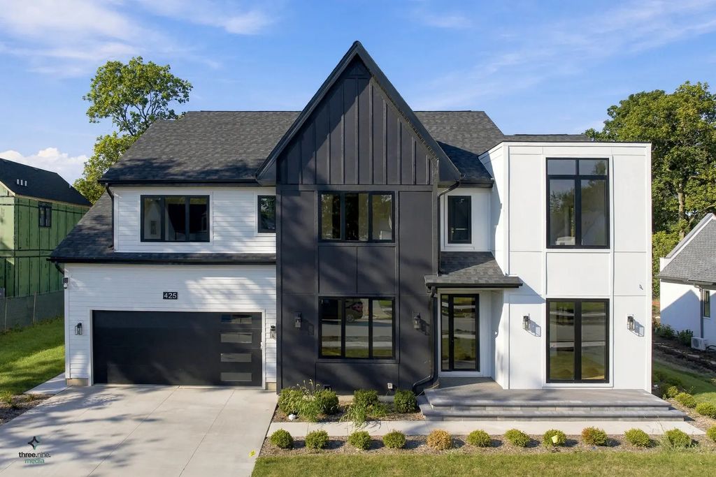 425 Forest Edge Drive, Glencoe