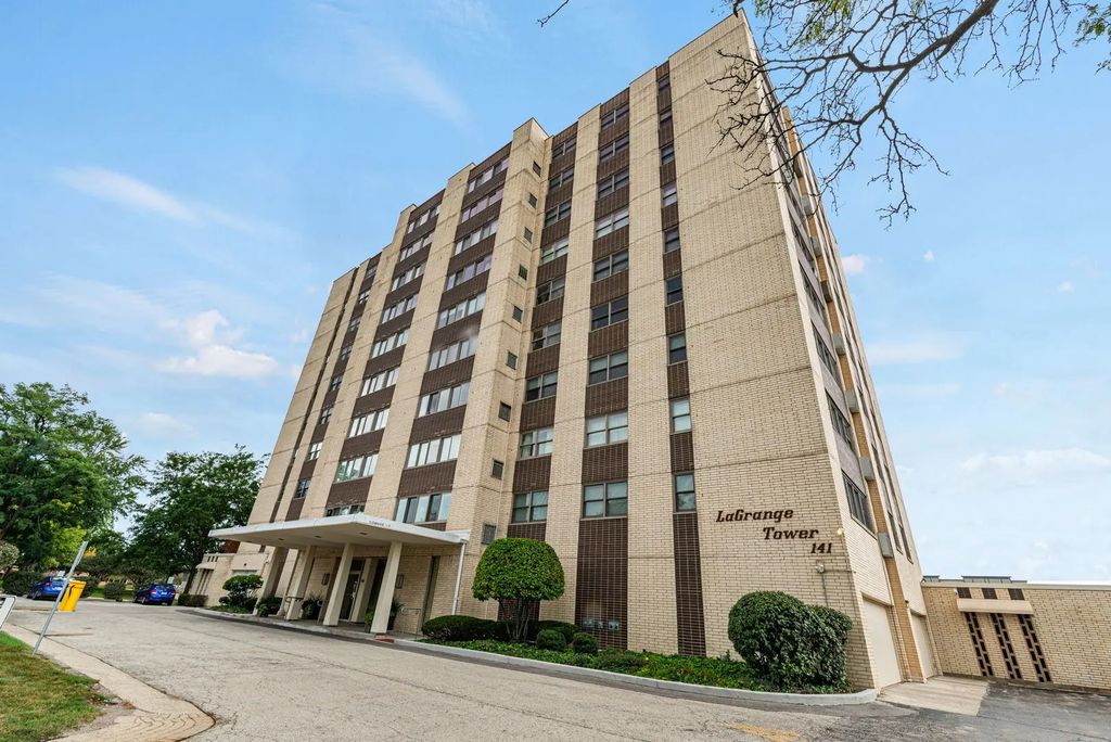 141 N La Grange Road 302, La Grange