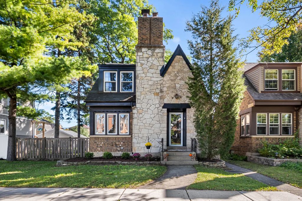 3135 Elm Avenue, Brookfield