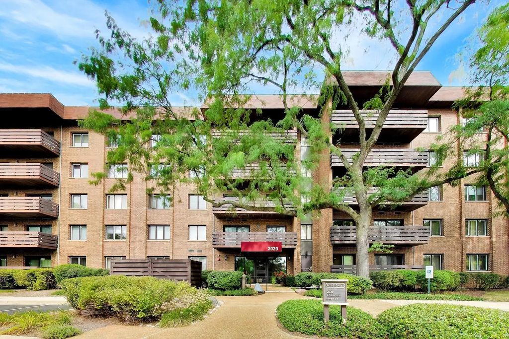2020 Chestnut Avenue 109, Glenview