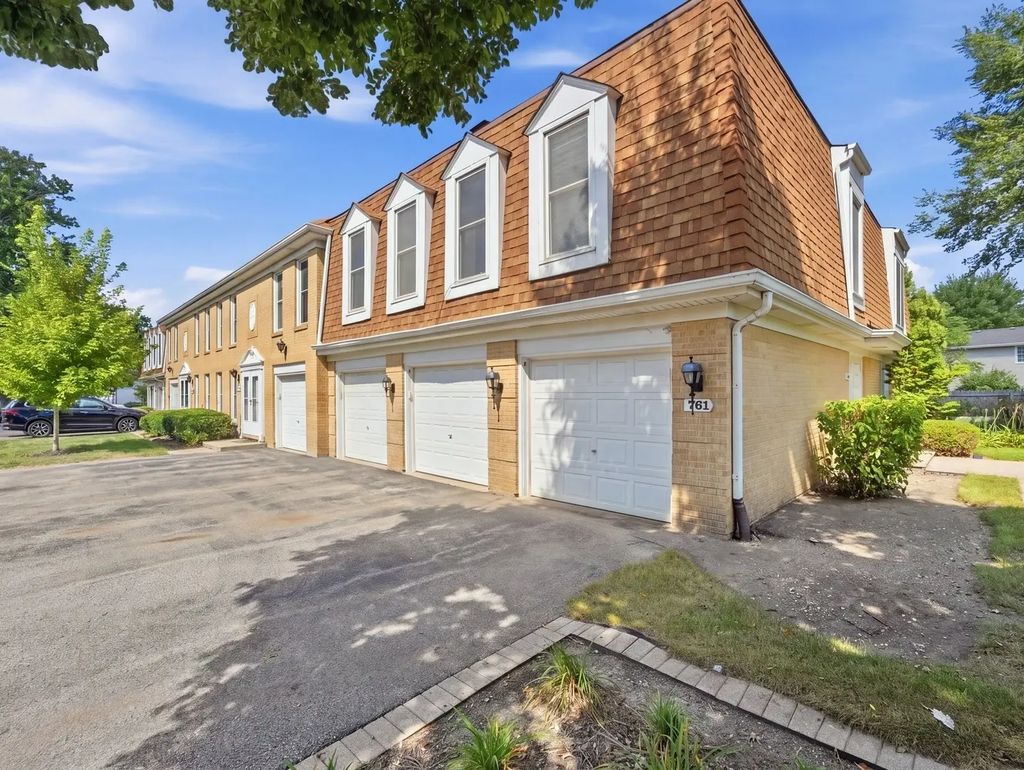 761 Garfield Avenue B, Libertyville