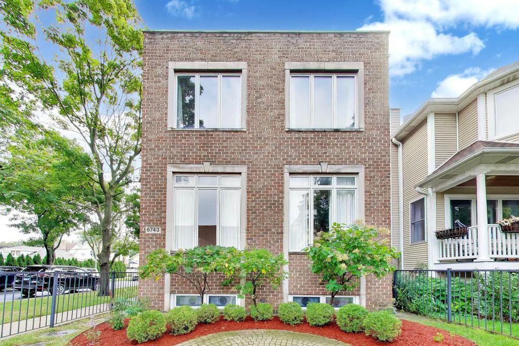 6743 N Oliphant Avenue, Chicago