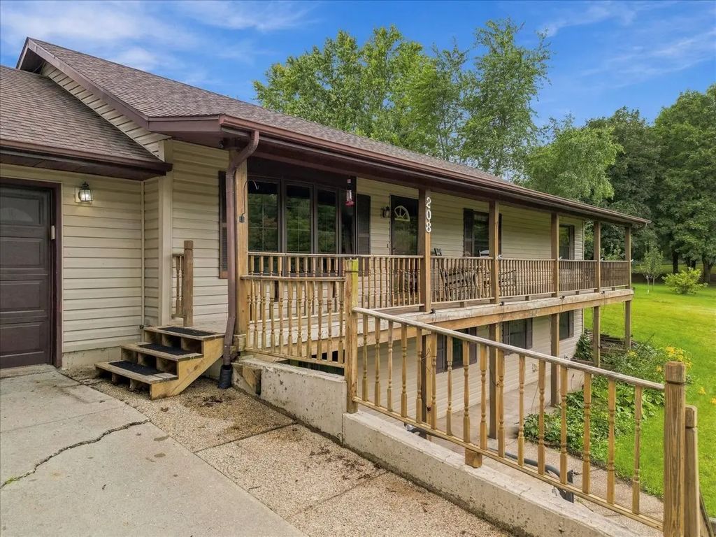 208 Willow Lane, Dixon