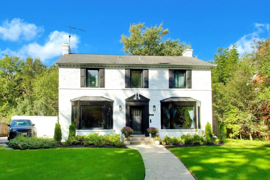 901 Locust Road, Wilmette