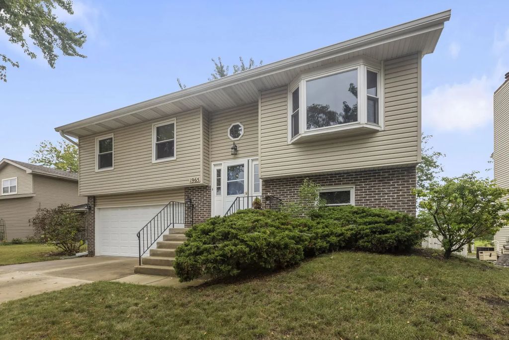 1965 Crescent Lane, Hoffman Estates