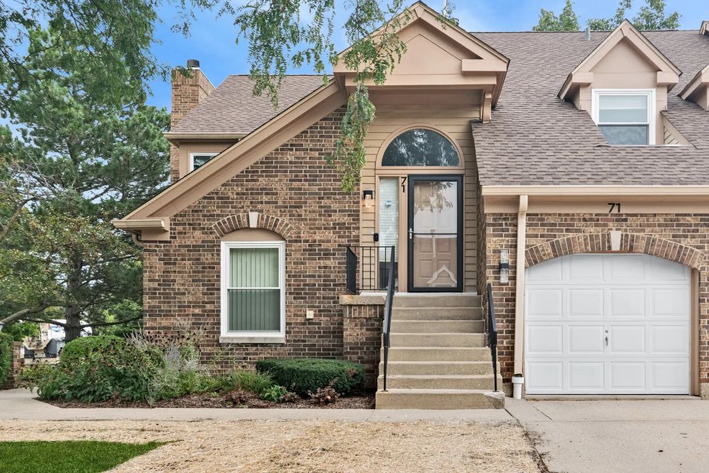 71 Willow Parkway 72-2, Buffalo Grove