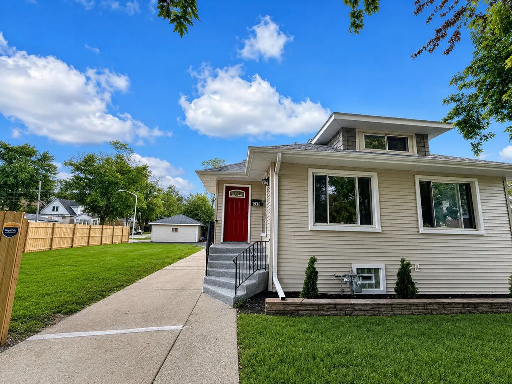 1936 S 17th Avenue, Maywood