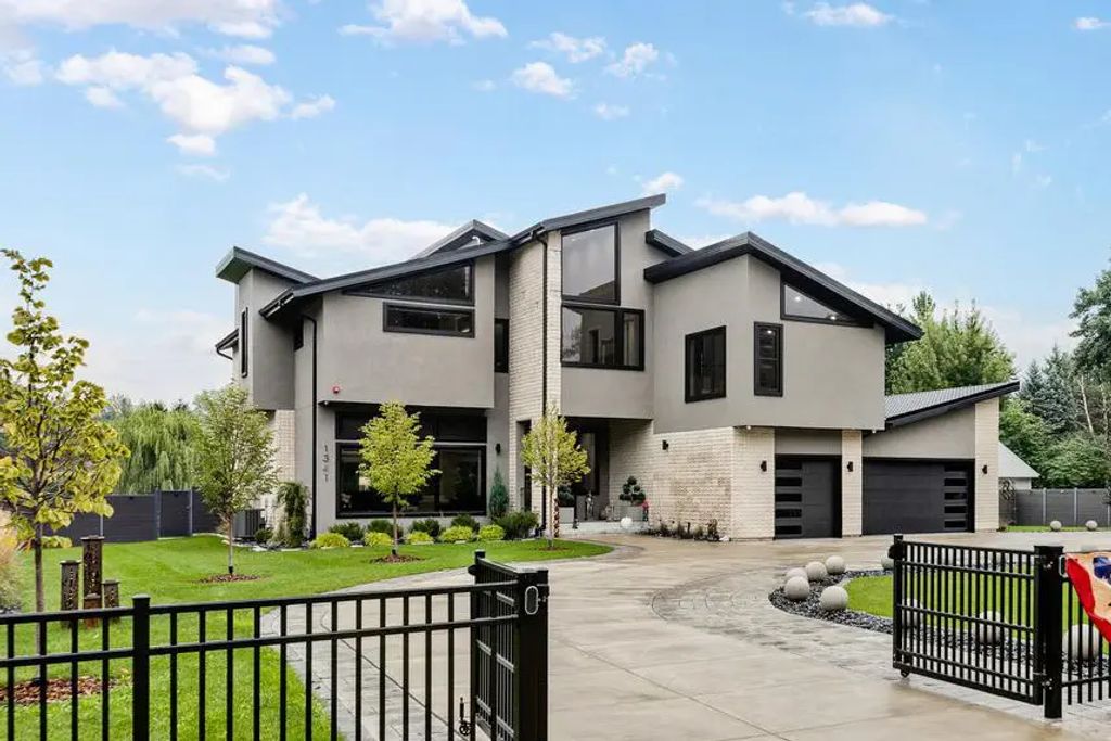 1341 Pfingsten Road, Northbrook