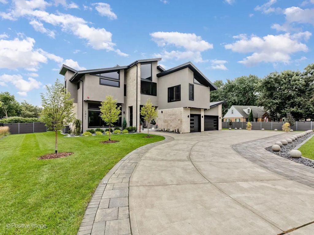 1341 Pfingsten Road, Northbrook