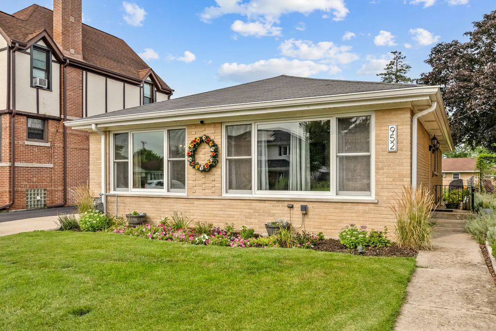 952 W Grant Drive, Des Plaines