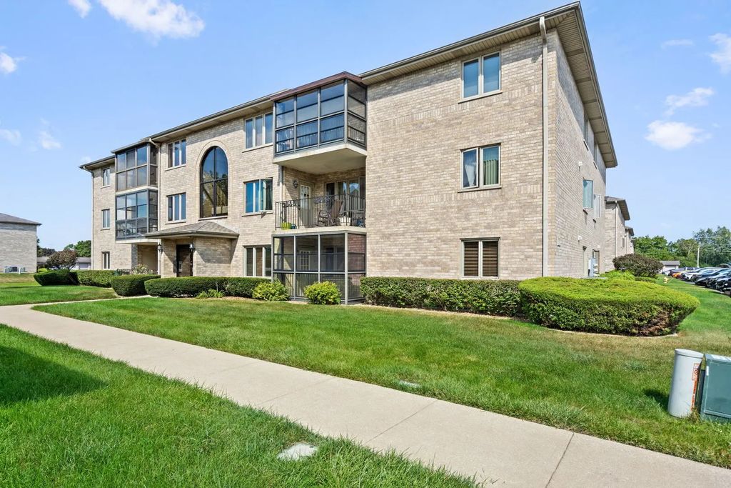 13950 E Leamington Drive 203, Crestwood