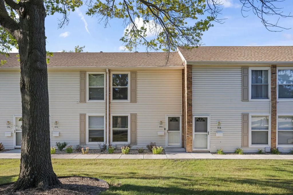1910 Huntington Boulevard, Hoffman Estates