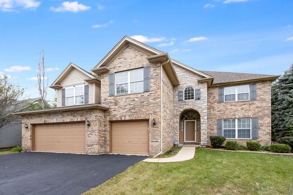 199 Willowwood Drive, Oswego