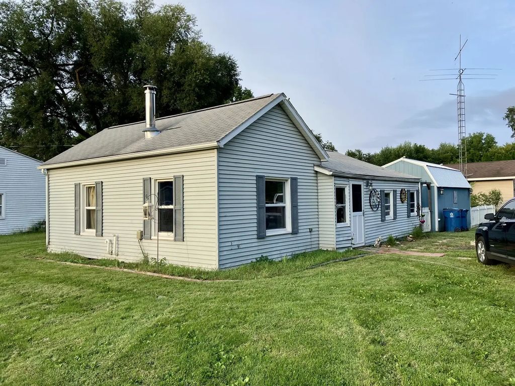 2407 W 3rd Street, Dixon