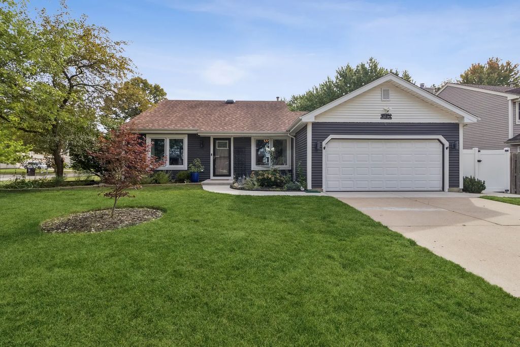 771 Covington Circle, Crystal Lake