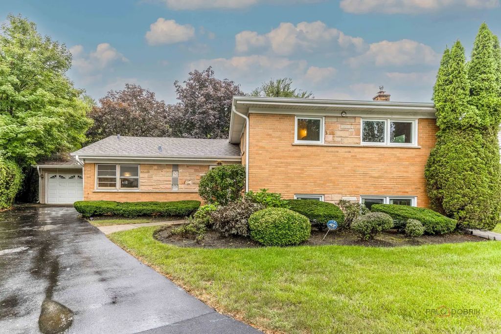 216 Valley View Court, Wilmette