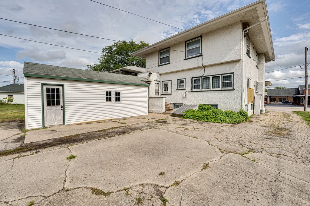 217 S 3rd Street 3, DeKalb