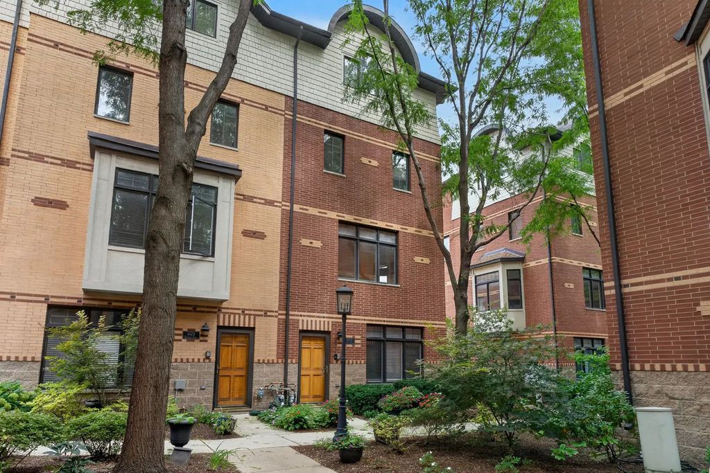 1027 Lincoln Trail, Oak Park