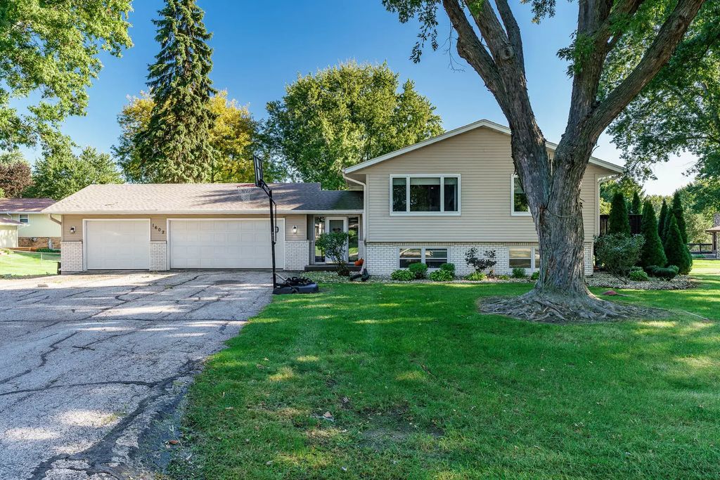 1602 Plaza Drive, Rockford