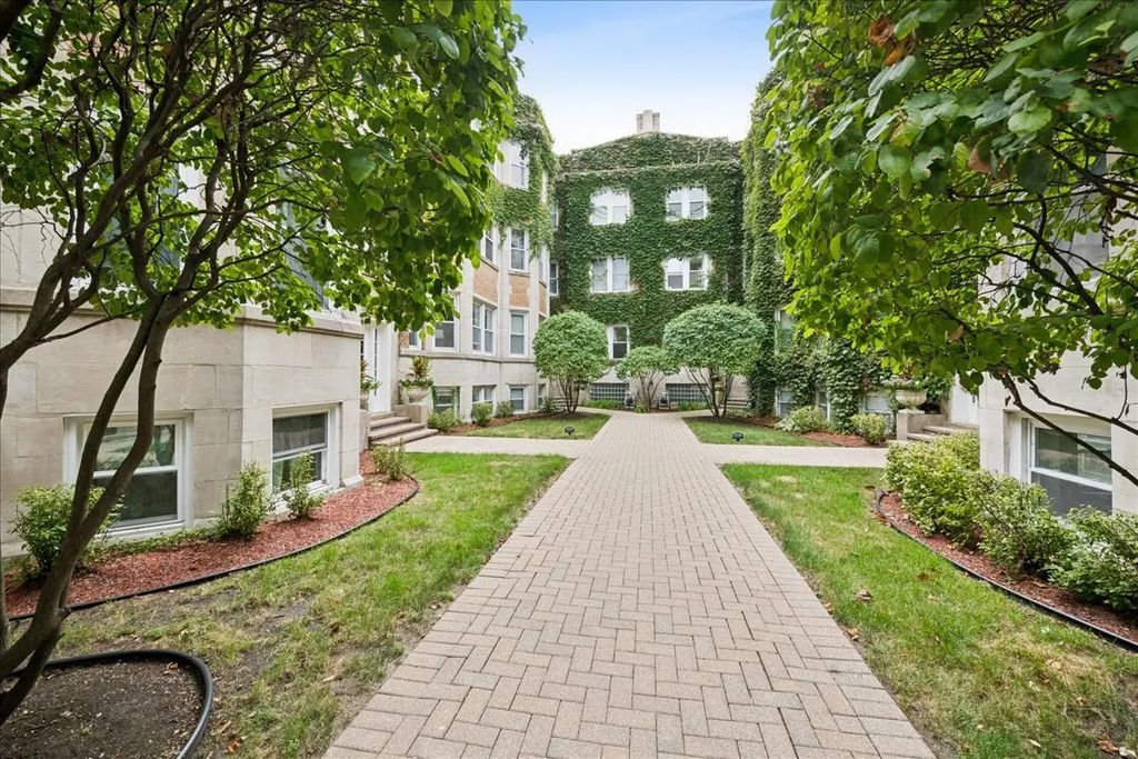 871 W Cornelia Avenue 1, Chicago