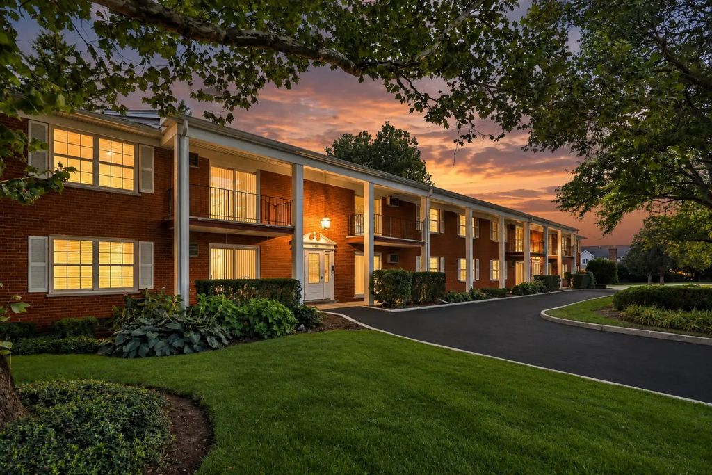 775 Pershing Avenue 2-b, Glen Ellyn