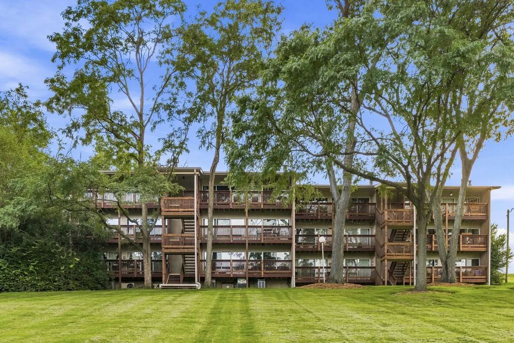 5803 Oakwood Drive 2d, Lisle