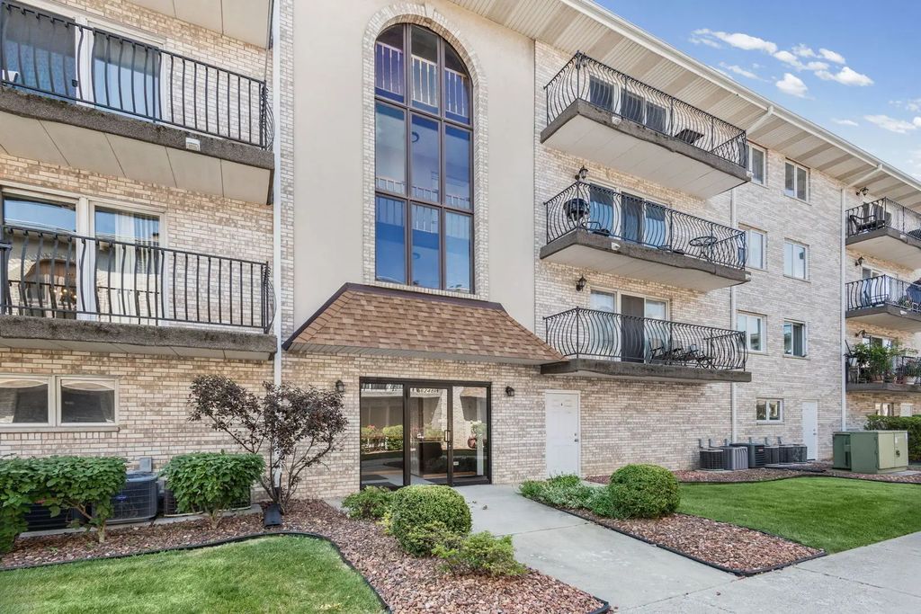 6248 S Gullikson Road 2e, Chicago