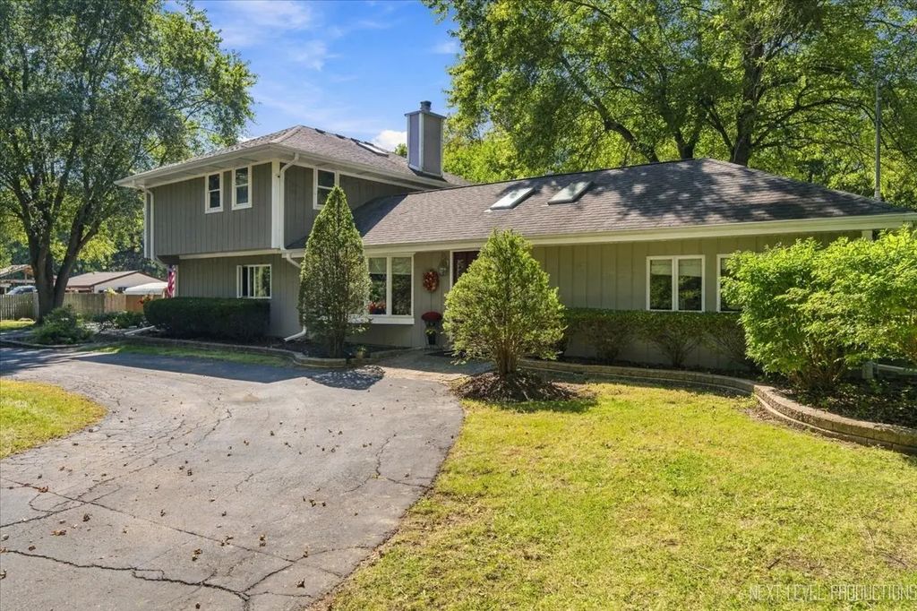 2n720 Woodcrest Drive, West Chicago