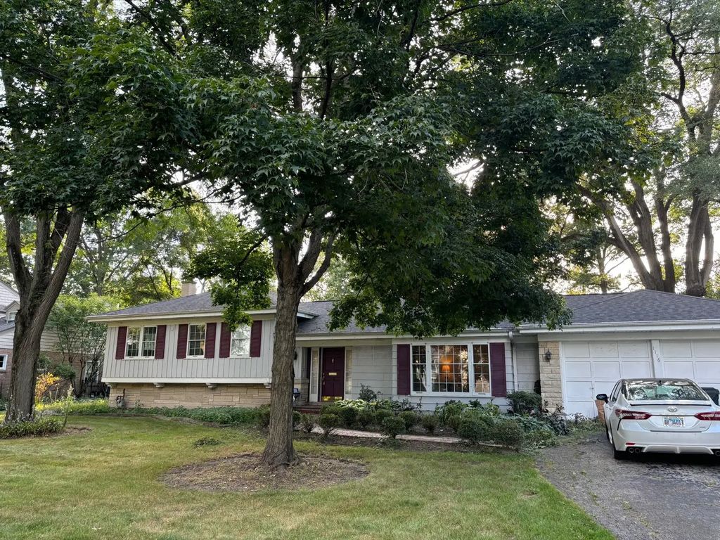 1116 Woodview Road, Burr Ridge