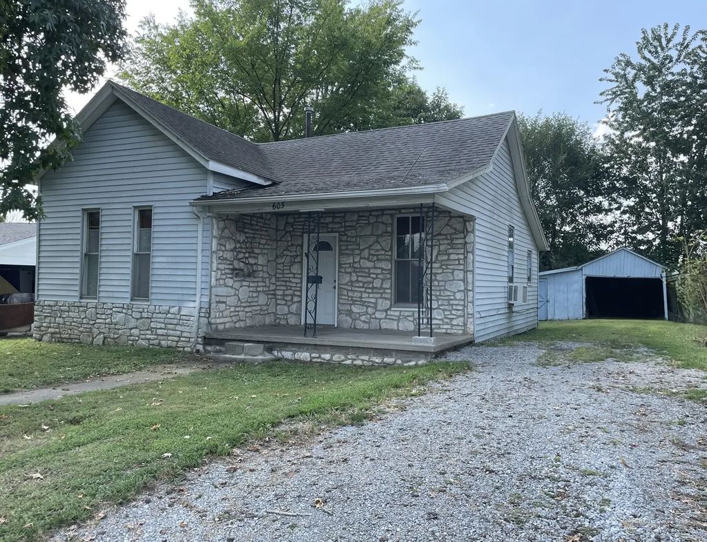 605 Schumaker Street, Carmi