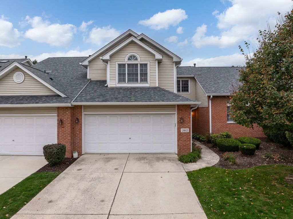 2012 Clover Lane 2012, Woodridge