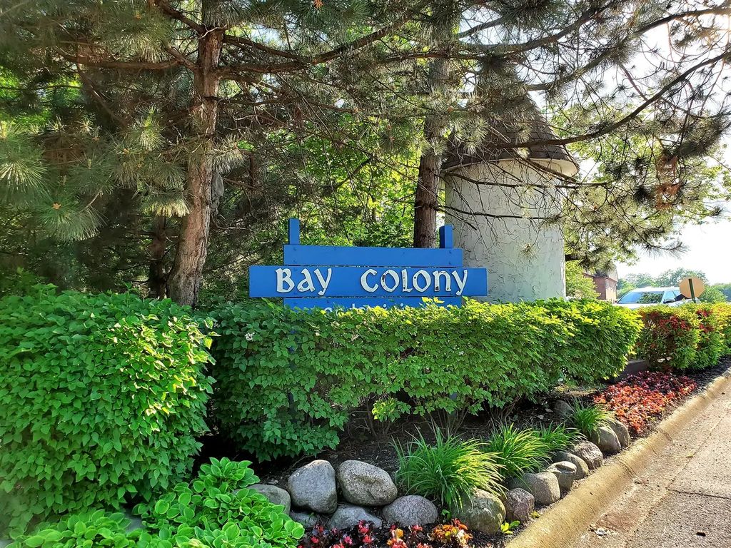 9374 Bay Colony Drive 2s, Des Plaines