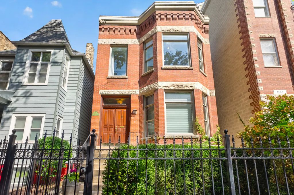 634 W Briar Place, Chicago