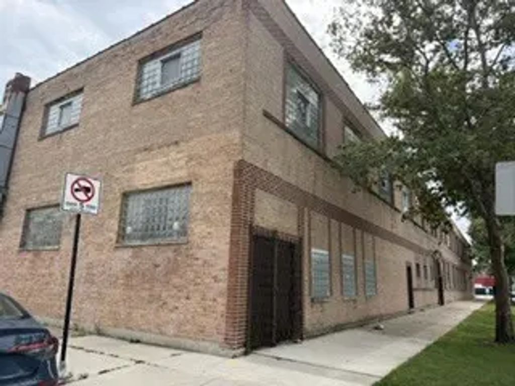 3260 W Grand Avenue, Chicago