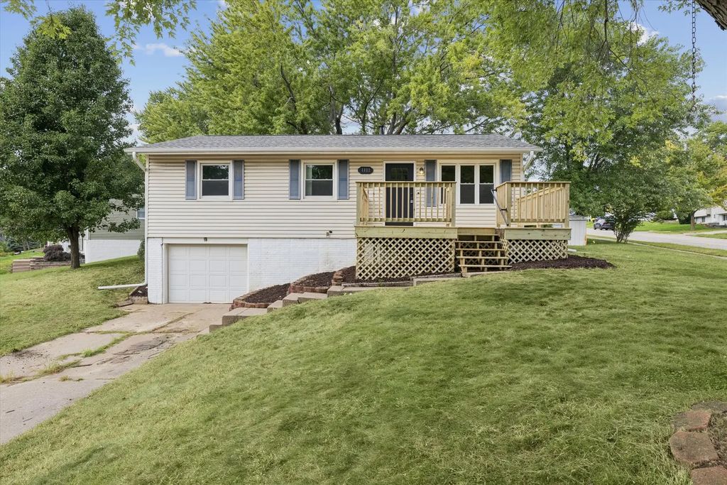 1332 Golden Valley Drive, Bettendorf
