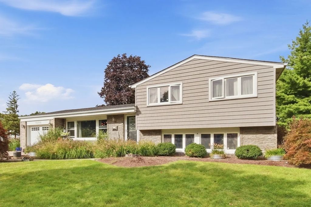 1006 W Frontenac Drive, Arlington Heights