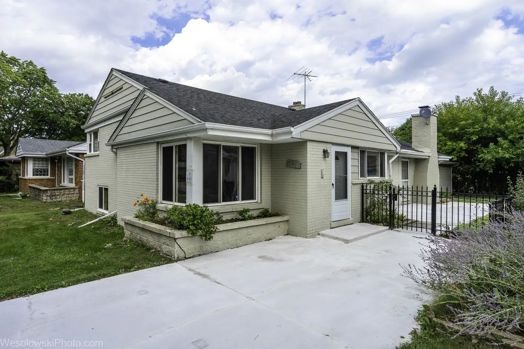 7261 N East Prairie Road, Lincolnwood