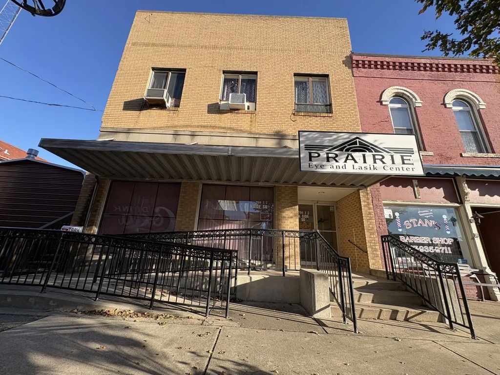 700 N Side Square, Clinton