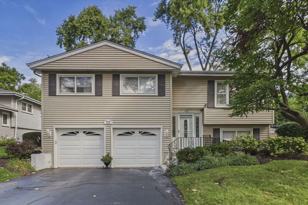 312 W Goebel Drive, Lombard