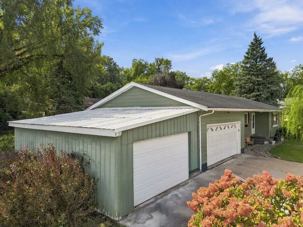 2009 N 10th Street, Clinton