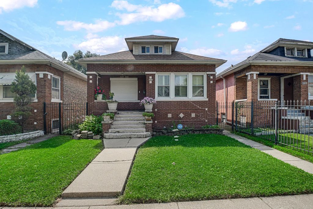 4835 W Haddon Avenue, Chicago