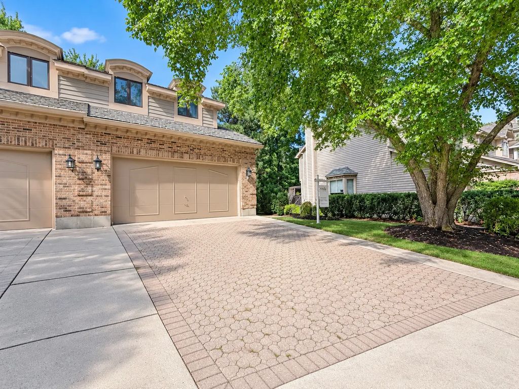 640 Walnut Oaks Drive, Roselle