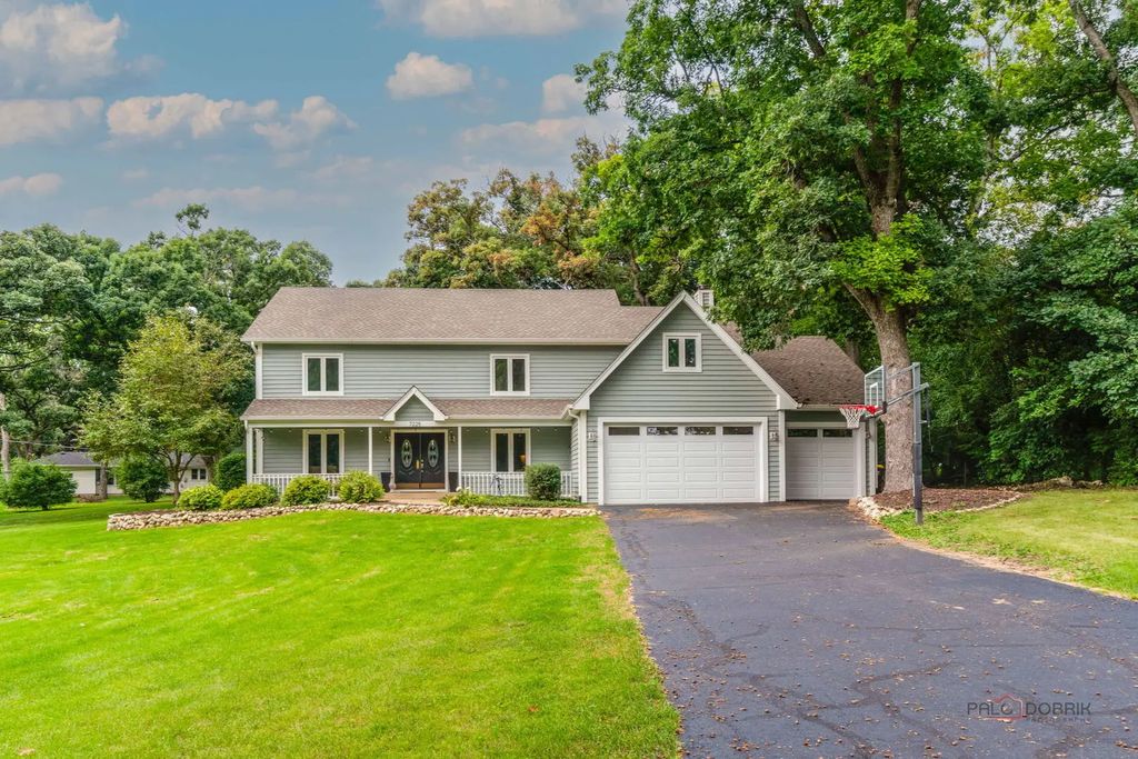 7225 Red Oak Drive, Crystal Lake