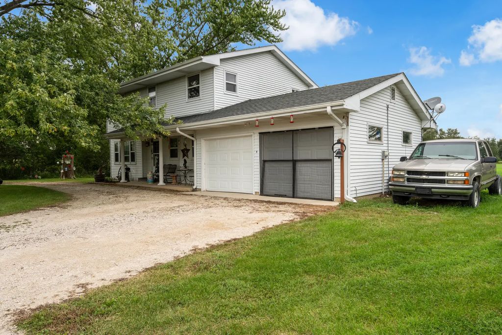 2677 N 45th Road, Sandwich