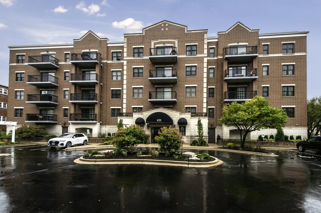420 W Burlington Avenue 207, La Grange