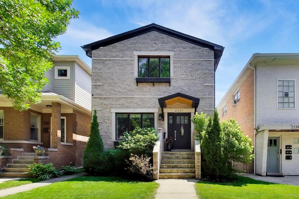 2237 W Winona Street, Chicago