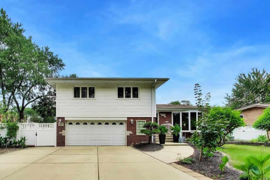 911 S Elmhurst Road, Mount Prospect