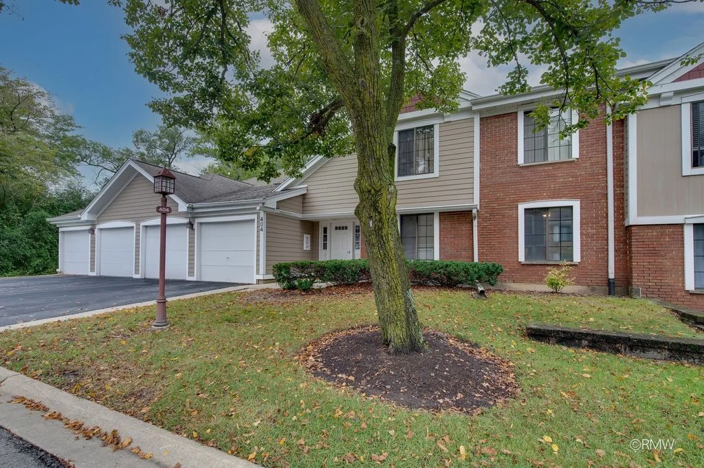 404 Sandalwood Lane A2, Schaumburg