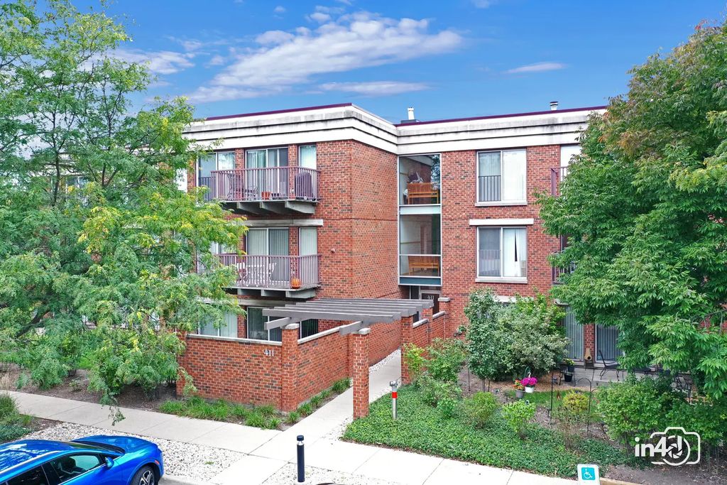 411 Kelburn Road 121, Deerfield
